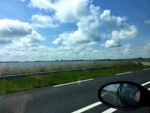 Auf dem Deich Afsluitdijk mit dem Auto in Holland