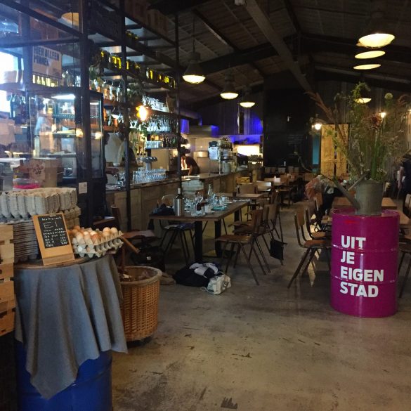 Innenraum mit offener Küche bei Uit Je Eigen Stad in Rotterdam