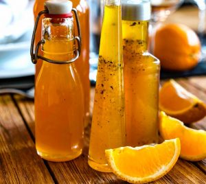 Orangensirup in verschiedenen Flaschen