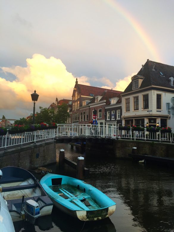 Boot vor einer Brücke in Alkmaar