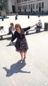 Tanzend in den Straßen in Mailand