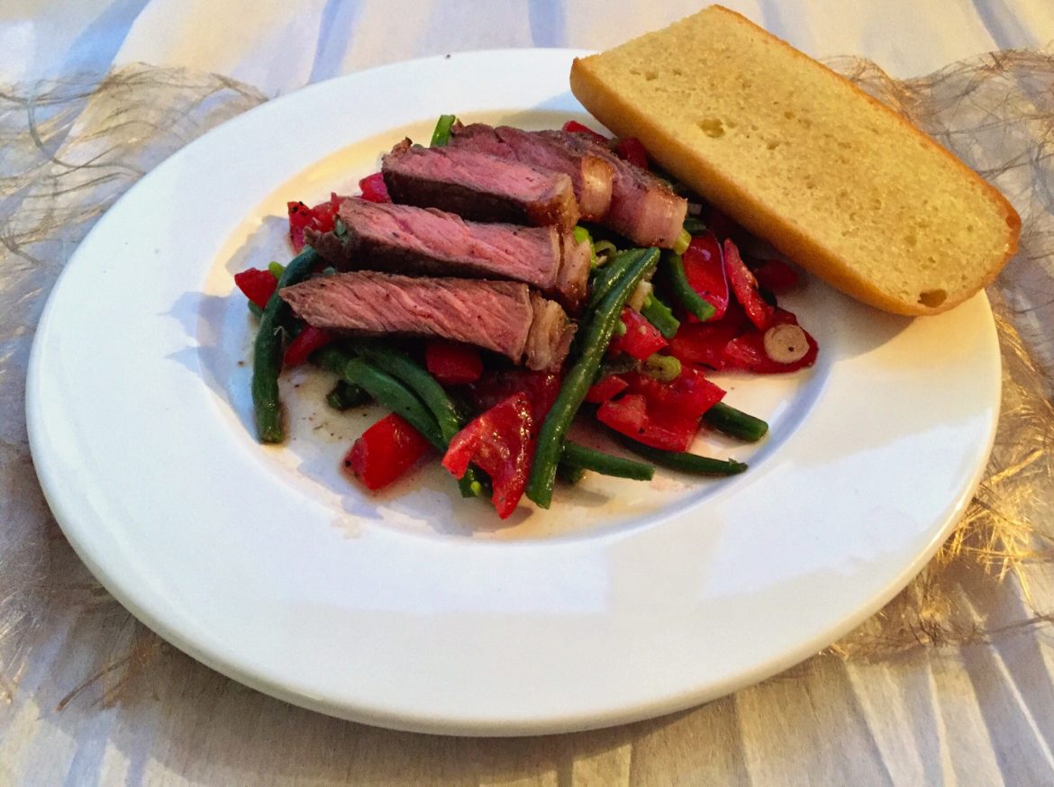Bohnen-Tomaten-Avocado-Salat mit rosa Steakstreifen
