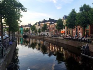 Gracht in Groningen mit vielen netten Restaurants und Cafés