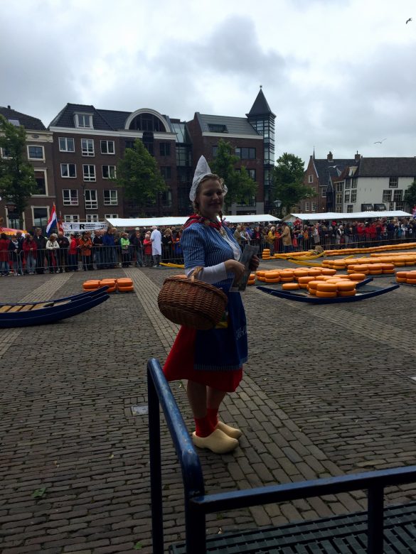 Holländische Tracht von Frau Antje auf dem Käsemarkt in Alkmaar