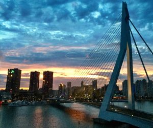 Erasmusbrücke in Rotterdam bei Sonnenuntergang