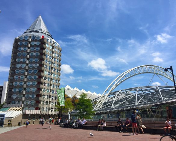Futuristische Architektur nahe der Markthalle in Rotterdam