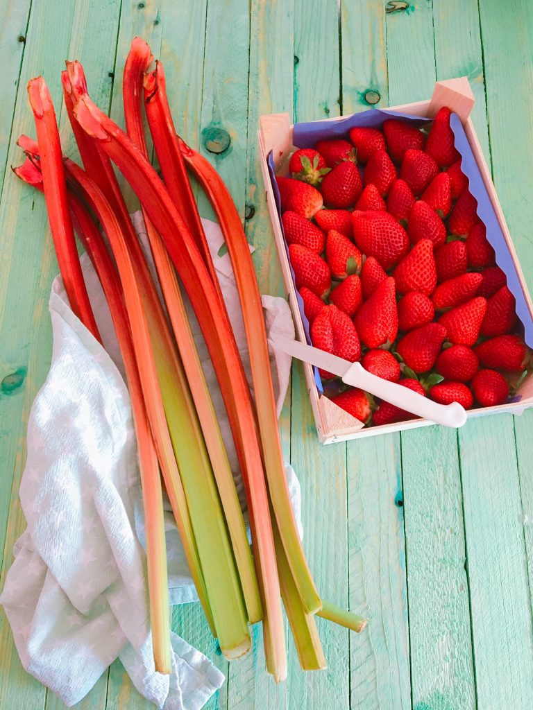Rhabarber und Erdbeeren vom Markt