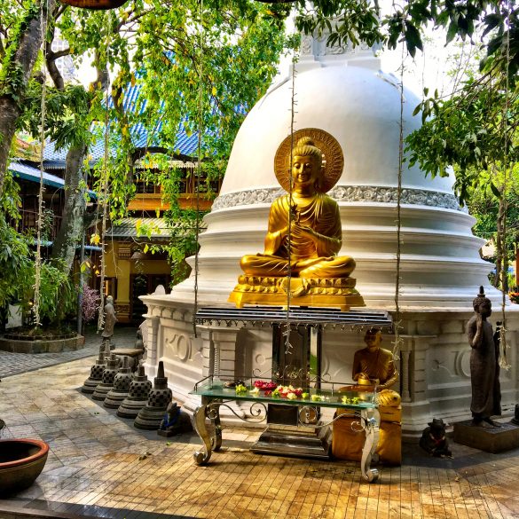 Budha vor Stupa im Gangaramaya Tempel auf Sri Lanka