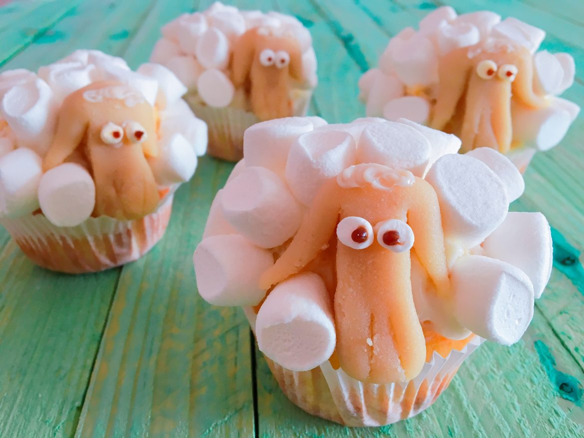 Karottenmuffins im Marshmallow- Schafsgewand