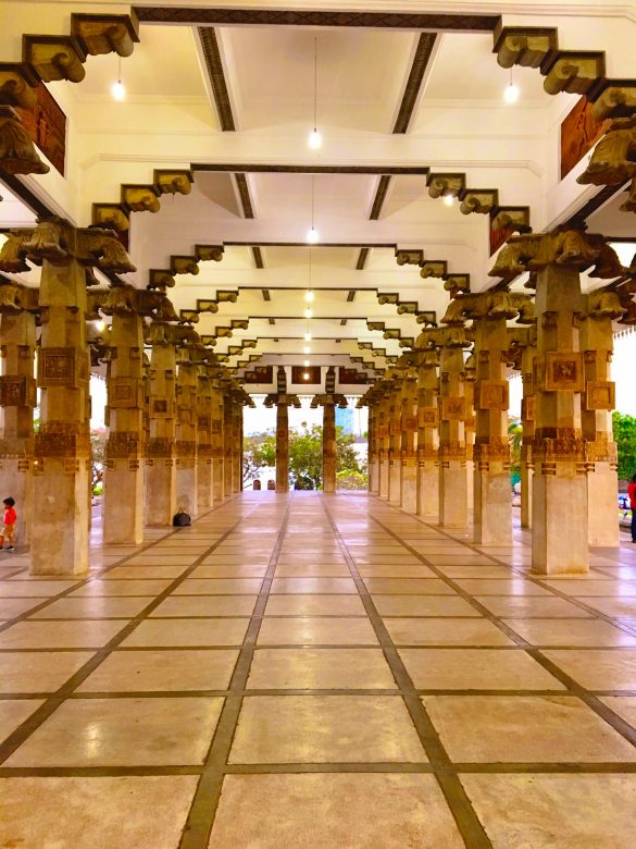Säulenhalle Inenansicht der Memorial Hall in Sri Lanka