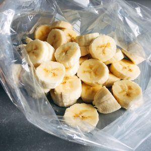 Vegane Nicecream aus gefrorenen Bananen