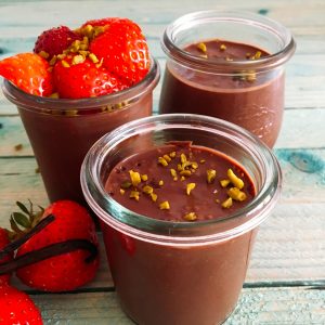 Veganes Schokoladenmousse aus Seidentofu mit Pistazien und Erdbeeren
