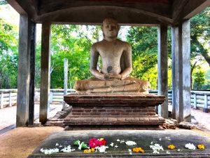 Buddha Statue im Abhayagiri Tempel