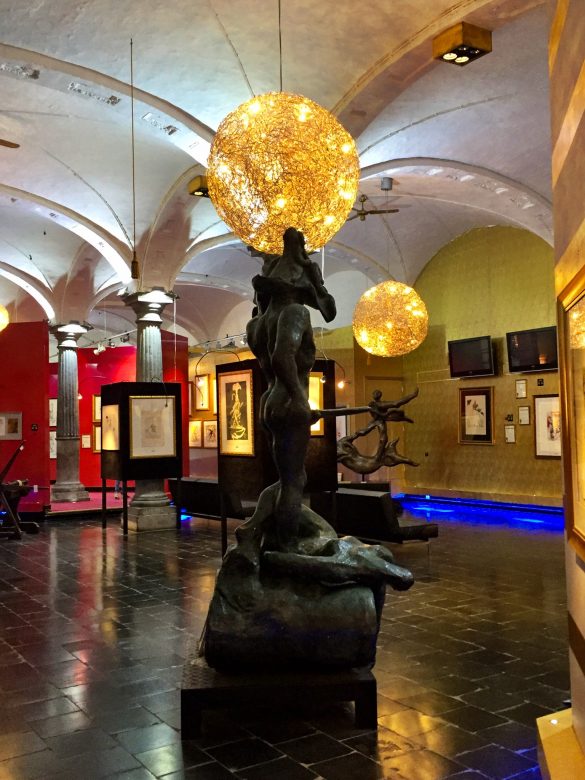 Surrealer Ausstellungsraum im Salvador Dali Museum in Brügge