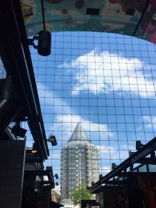 Blick aus der Markthalle auf futuristische Architektur in Rotterdam