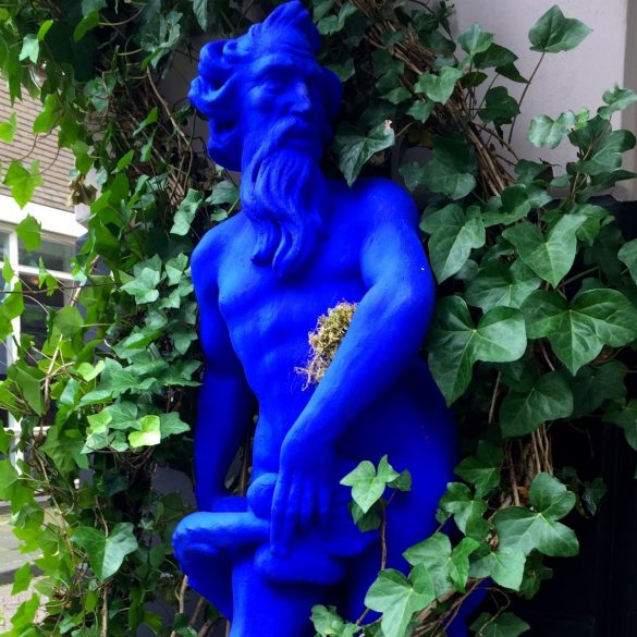 Blaue Skulptur in Rotterdam