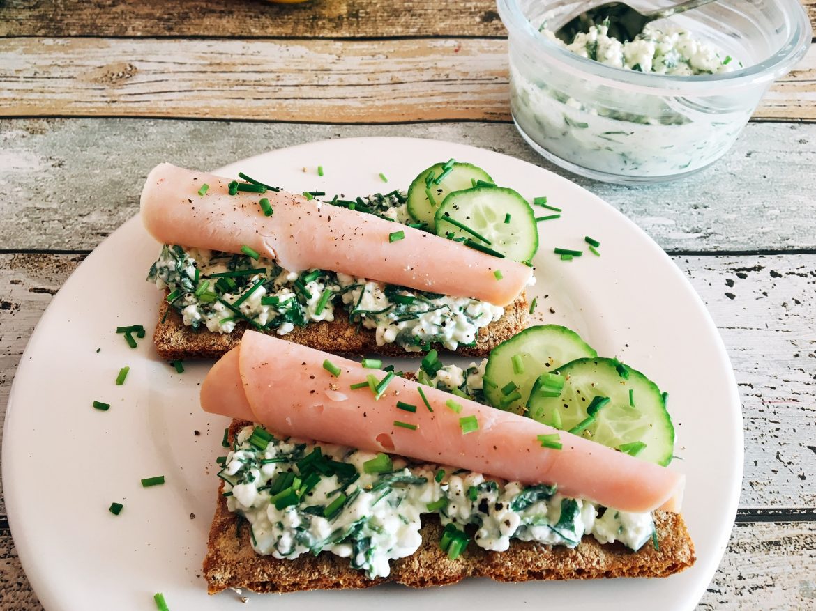 Knäckebrot mit Putenröllchen Hüttenkäse und Guken