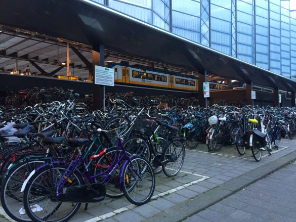 Fahrradparkplatz am Hauptbahnhof in Rotterdam