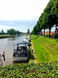 Gracht in Friesland mit Hausbooten