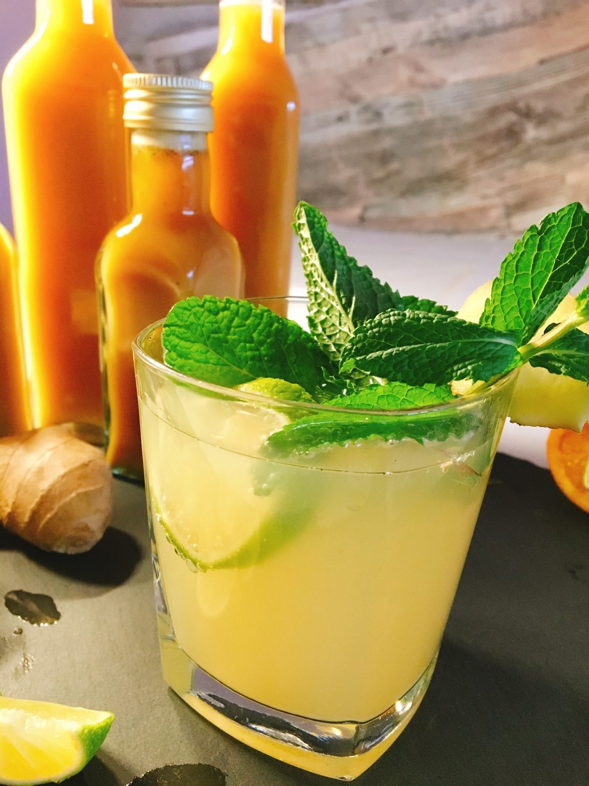 Limonade aus zuckerfreiem Ingwersirup mit Minze