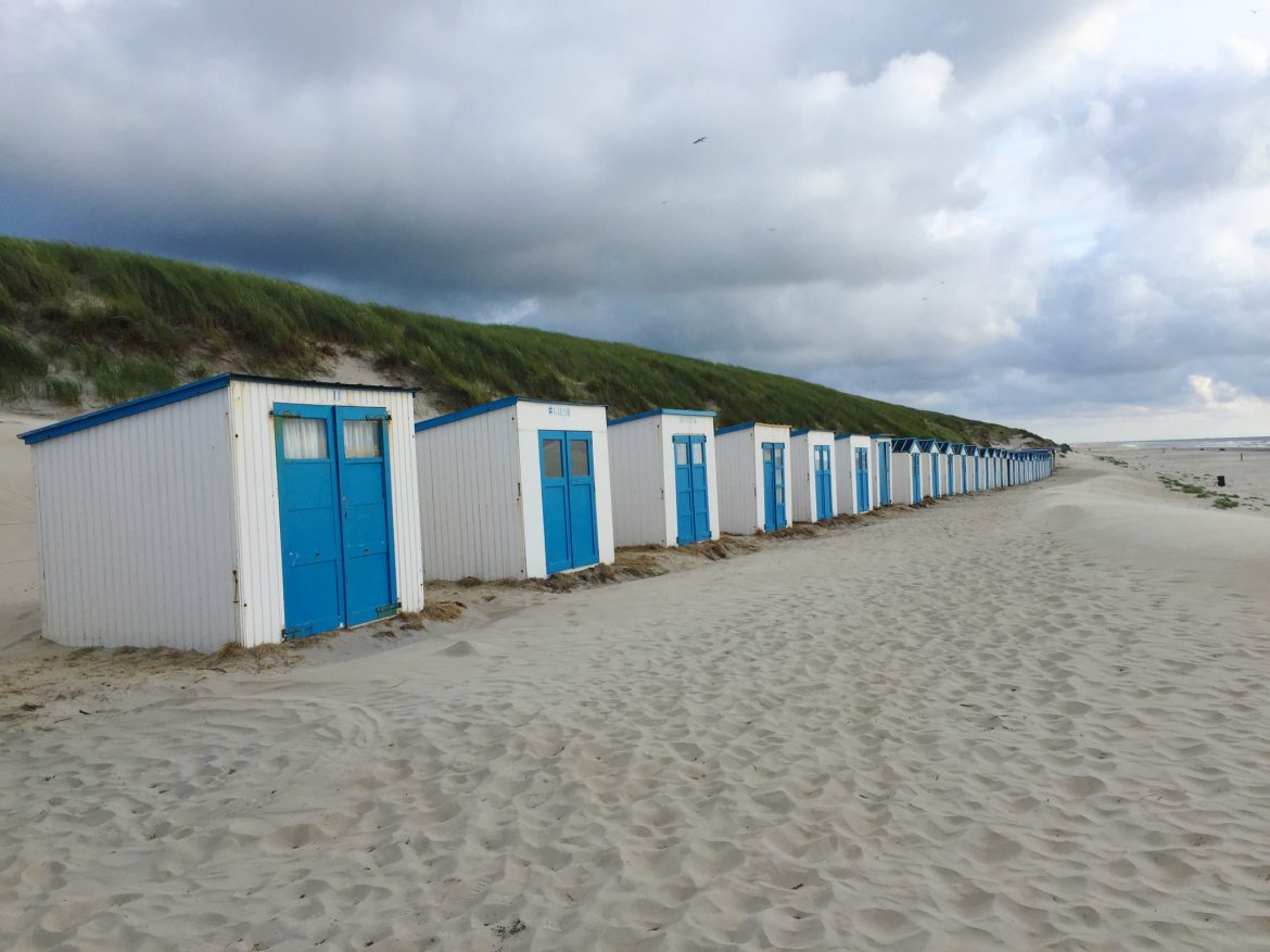 Strandhäuschen statt Strandkörbe am Strand auf Texel in HOlland