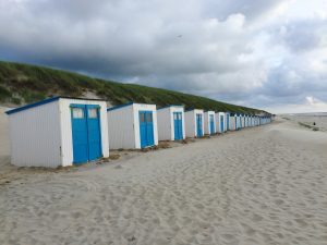Strandhäuschen statt Strandkörbe am Strand auf Texel in HOlland