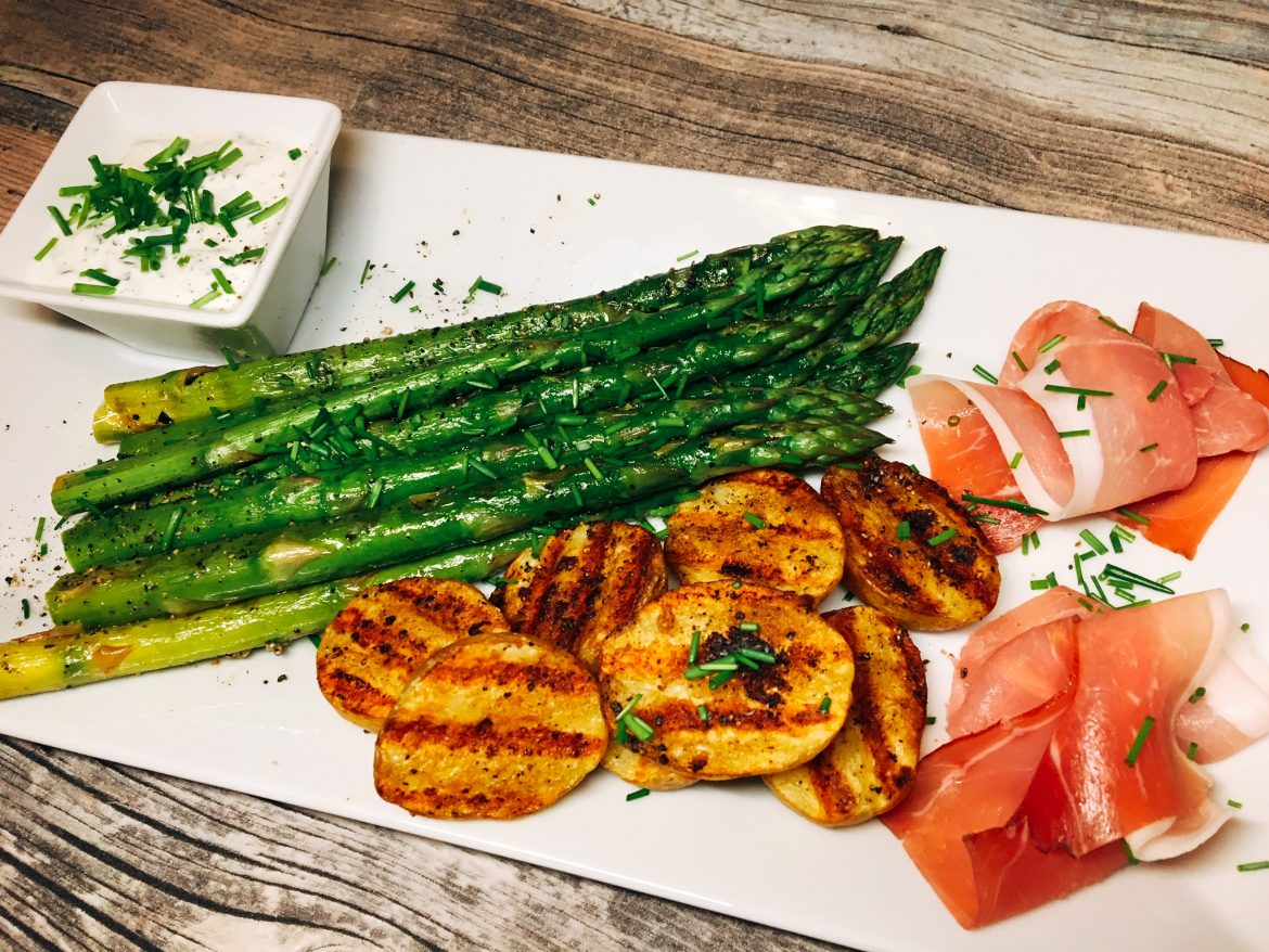 Gegrillter grüner Spargel mit Grillkartoffeln und Ziegenkäse-Kresse-Dip