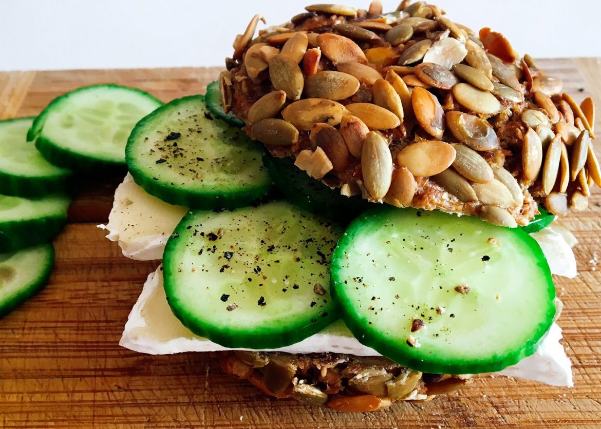 Fitikusfladen mit Käse und Gurke