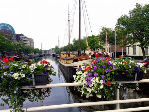 Schiffe auf dem Kanal in Leeuwarden