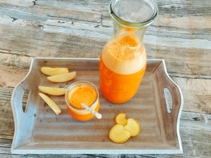 Saft aus Karotten, Apfel und Ingwer