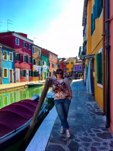 Ich am Kanal im bunten Burano in Venedig