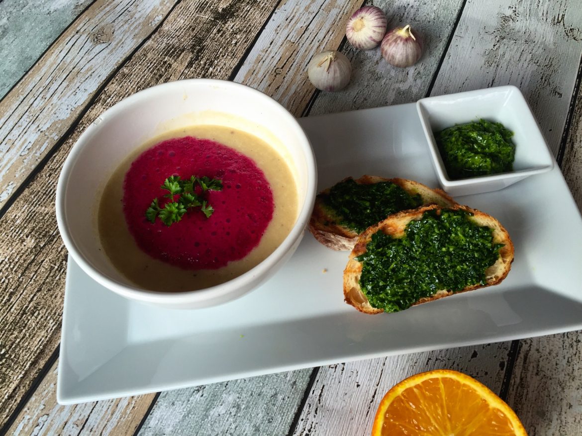 Selleriecremesuppe mit Rote Beete Espuma und Petersilien Crostini