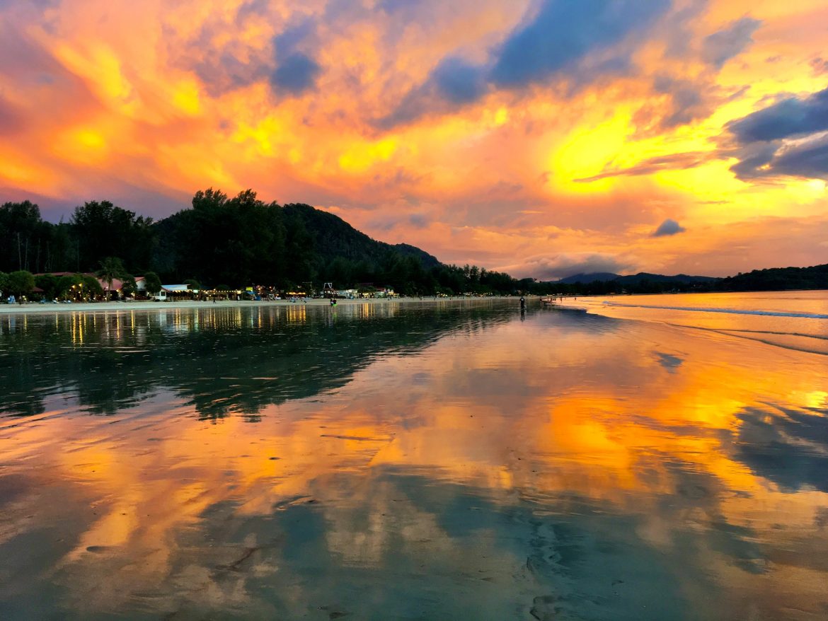 Sonnenuntergang am Long Beach auf Koh Lanta