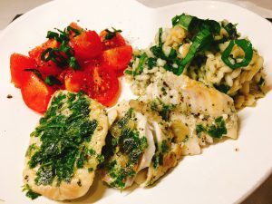 Bärlauch-Risotto mit Rotbarsch und Tomatensalat