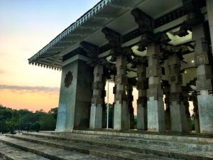 Säulenhale in Colombo bei Dämmerung