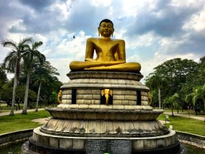 Goldene Buddhastatue am Ende des größten Parks Coombos