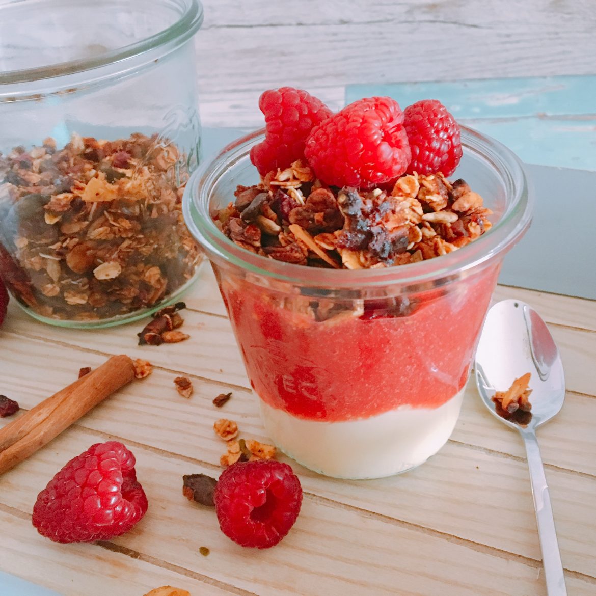 Vanillequark mit Himbeerpürree und Granola