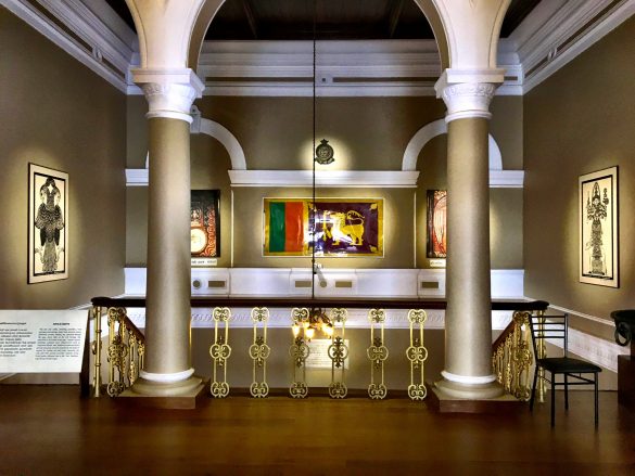Golden-beleuchteter Ausstellungsraum im Naationalmuseum