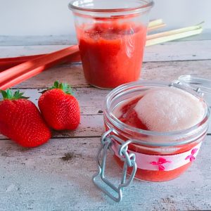 Vegane, low-carb und zuckerfreie Variante eines Erdbeer-Rhabarber-Kompotts