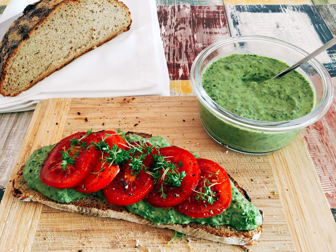 Bärlauch-Hummus auf Landbrot mit fruchtigen Tomaten