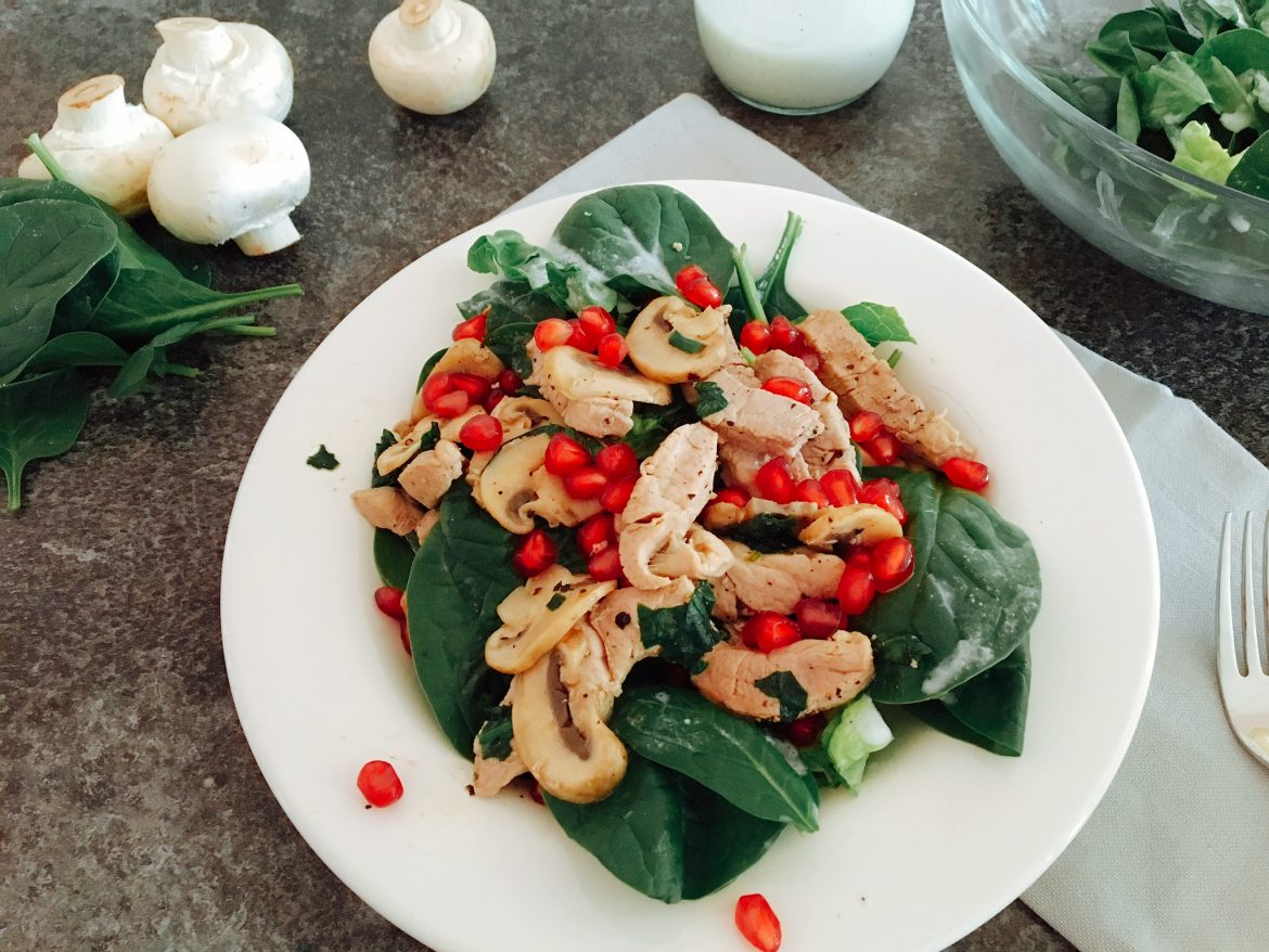 Spinatsalat mit Schweinefilet, Granatapfel an Gorgonzoladressing