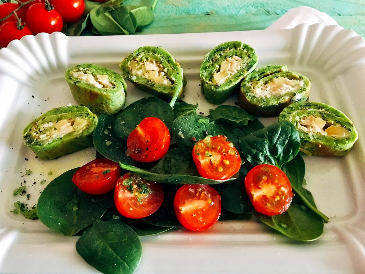 Forellenmousse im Pfannkuchenmantel mit Tomaten-Spinat-Salat