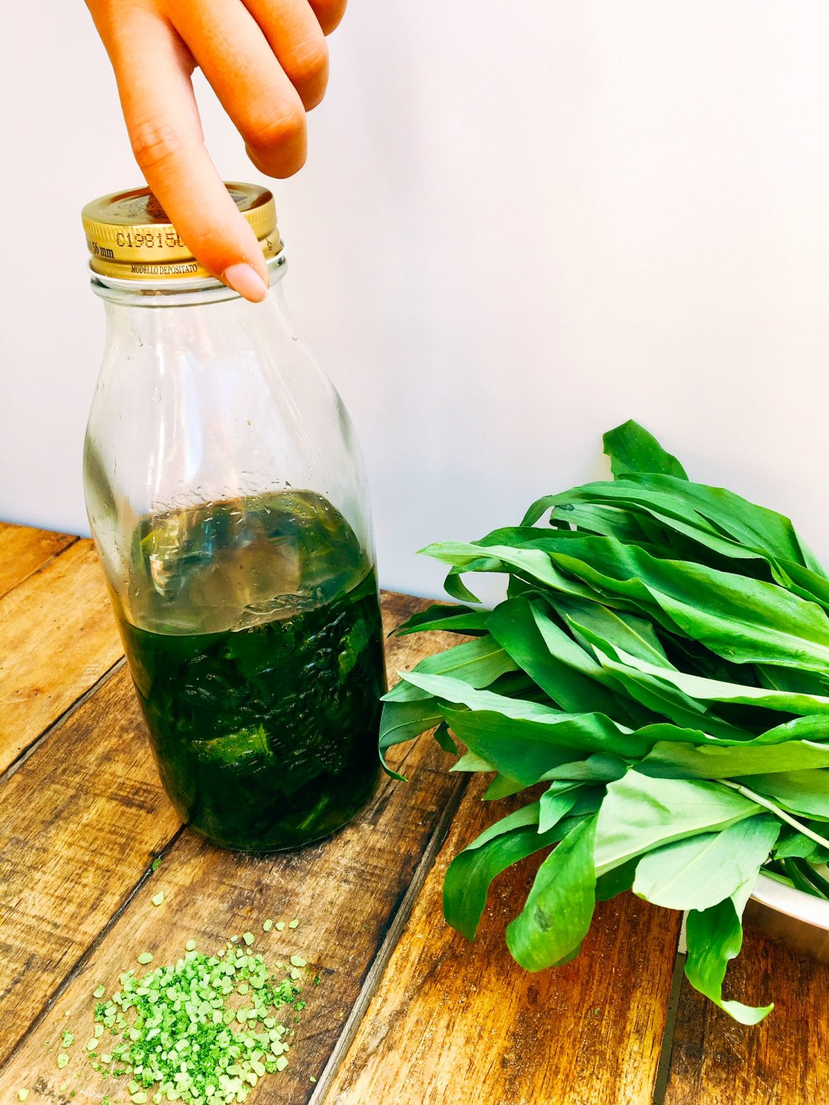 Bärlauchöl Flasche wird gerade geöffnet