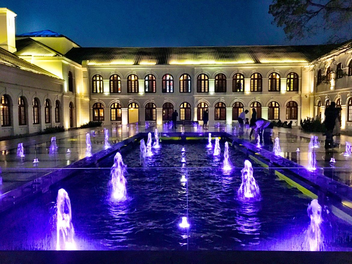 Arcade Independence Square blau beleuchtet bei Nacht in Colombo