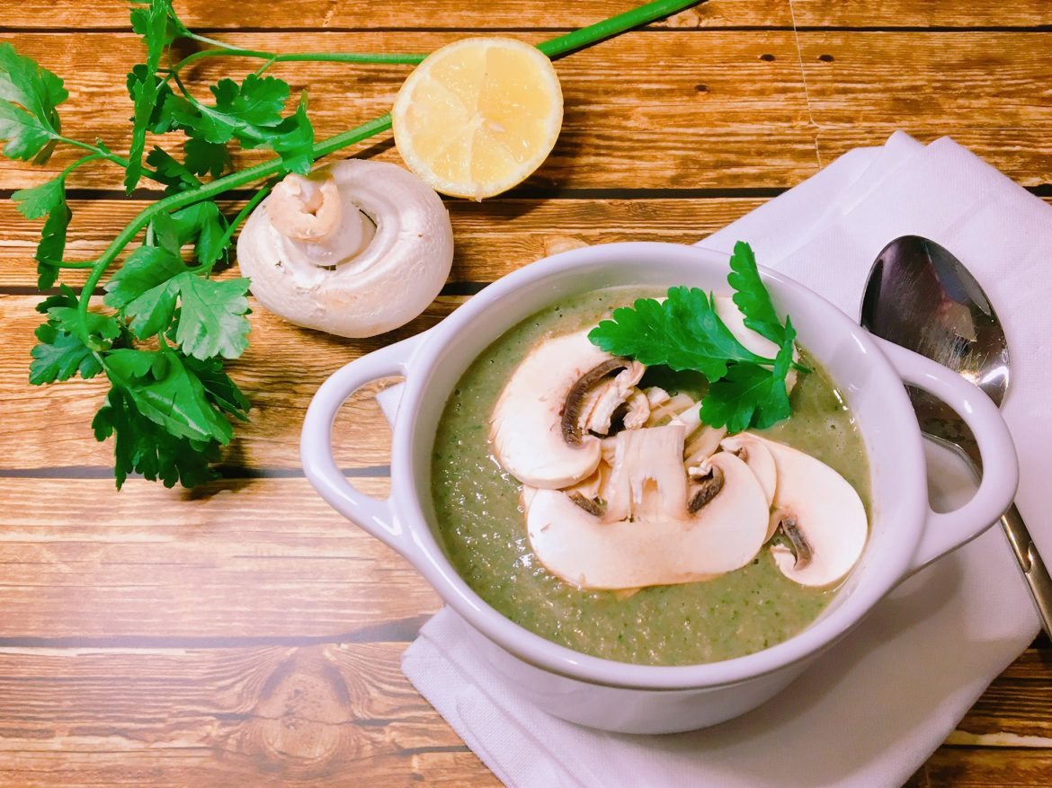 Cremesuppe aus Champignons und Petersilie