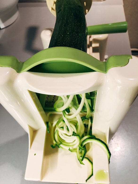 Herstellung von Zucchininudeln mit dem Spiralschneider