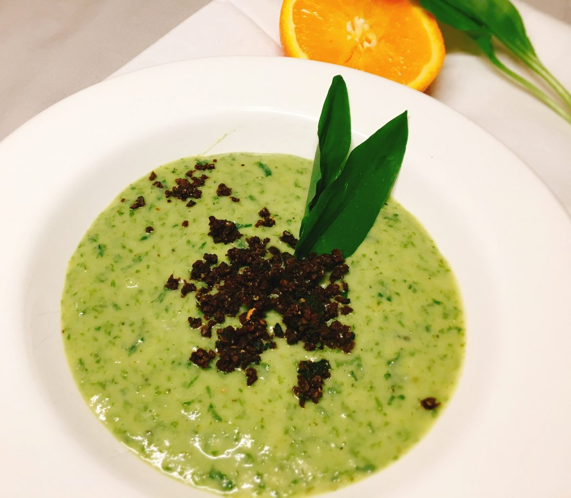 Leichte Bärlauchsuppe mit Walnuss-Pumpernickel-Crunch
