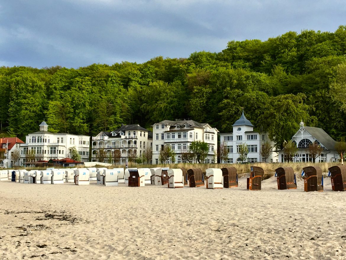 BInzer Strand mit BÄderarchitektur