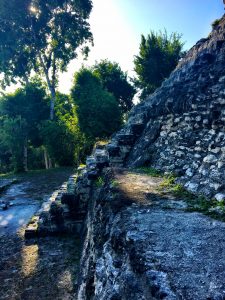 Stein Stufen bei den Ruinen in Yaxha