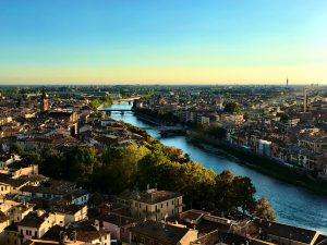 Blick über Verona und den Fluss Adige